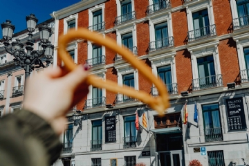 橙色 kaboompics_Churros with a cup of hot chocolate-2.jpg