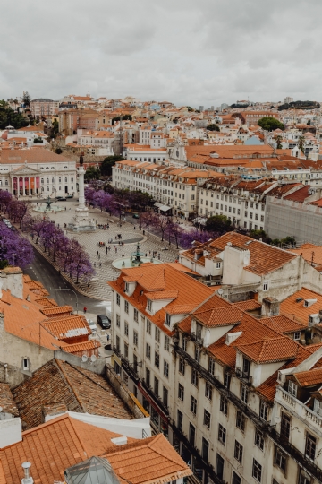 橙色 kaboompics_Cityscape of Lisbon & skyline view over Rossio Square, Portugal.jpg