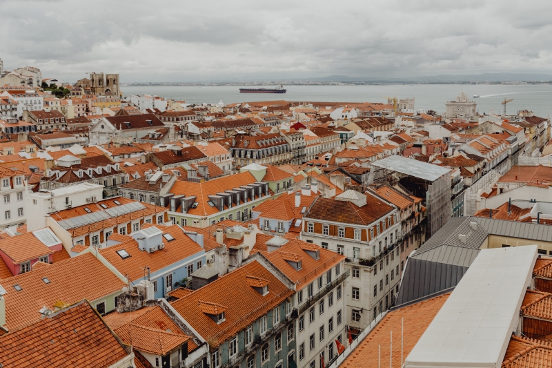 kaboompics_Cityscape of Lisbon, Portugal.jpg 方案配图,色彩意境,橙色,