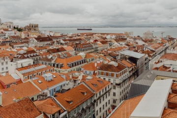 橙色 kaboompics_Cityscape of Lisbon, Portugal.jpg