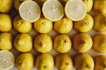 橙色 kaboompics_Fresh lemons.jpg