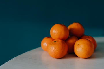 橙色 kaboompics_Mandarins on the table.jpg