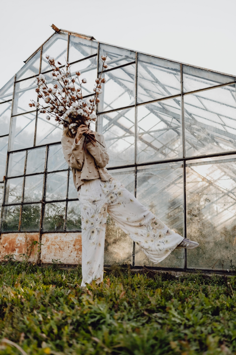 kaboompics_A beautiful tall woman holds cotton branches.jpg 方案配图,色彩意境,白色,