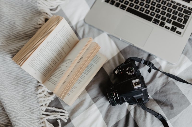 kaboompics_A camera, MacBook, and a book waiting in bed.jpg 方案配图,色彩意境,白色,