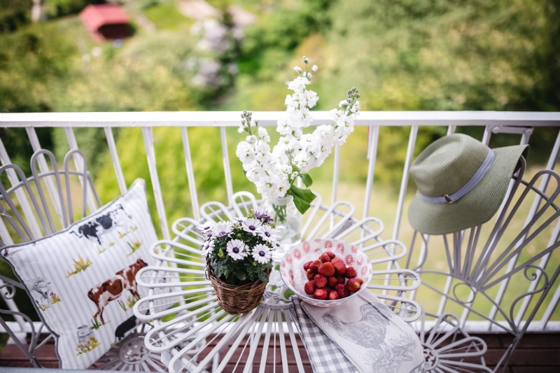kaboompics_Country-style Balcony Decorations.jpg 方案配图,色彩意境,白色,