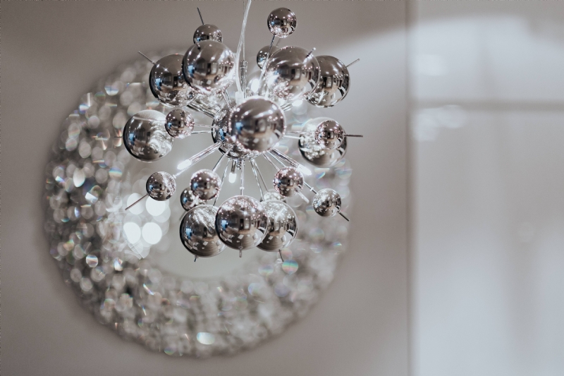 kaboompics_Crystal ball decoration in front of a mirror.jpg 方案配图,色彩意境,白色,