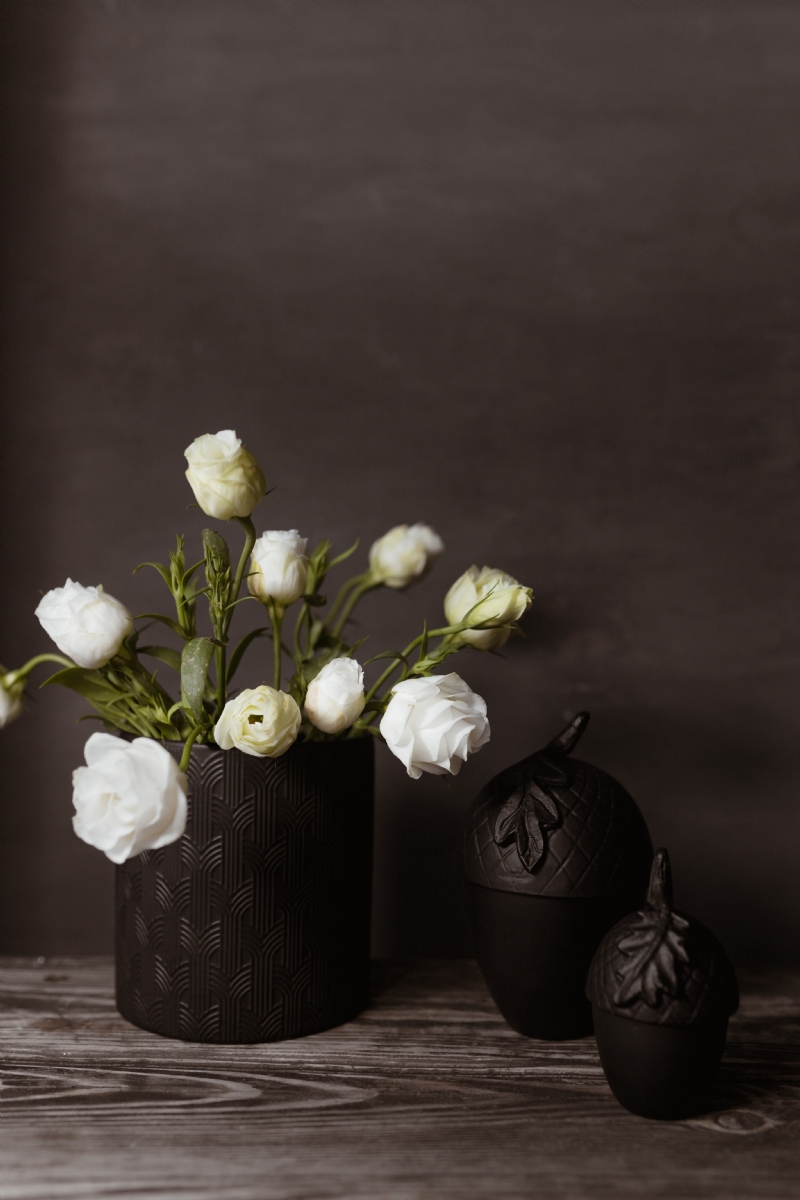kaboompics_Dark mood home decorations with flowers.jpg 方案配图,色彩意境,白色,