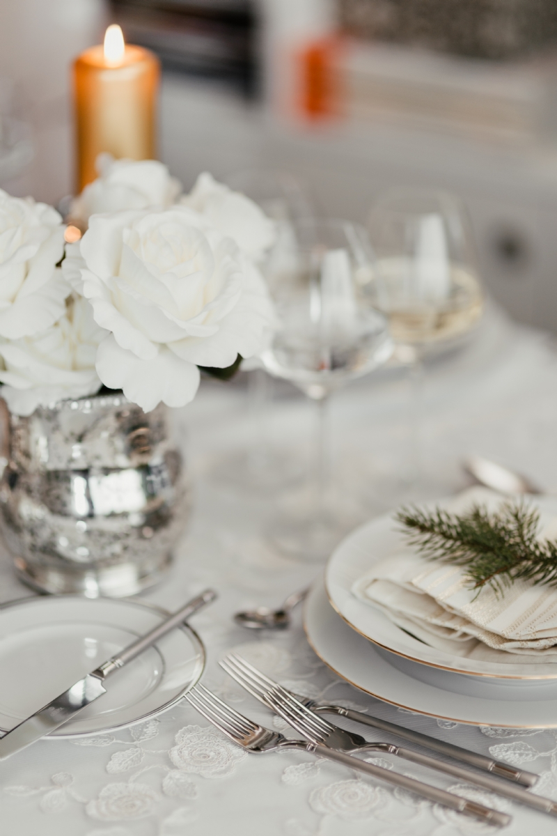 kaboompics_Dining table during Christmas Eve - white Christmas tree, silver-and-white decorations.jpg 方案配图,色彩意境,白色,