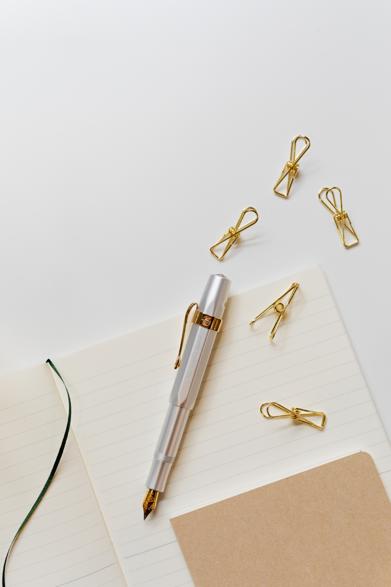 kaboompics_Fountain pen, clips and notebooks on a white desk.jpg 方案配图,色彩意境,白色,