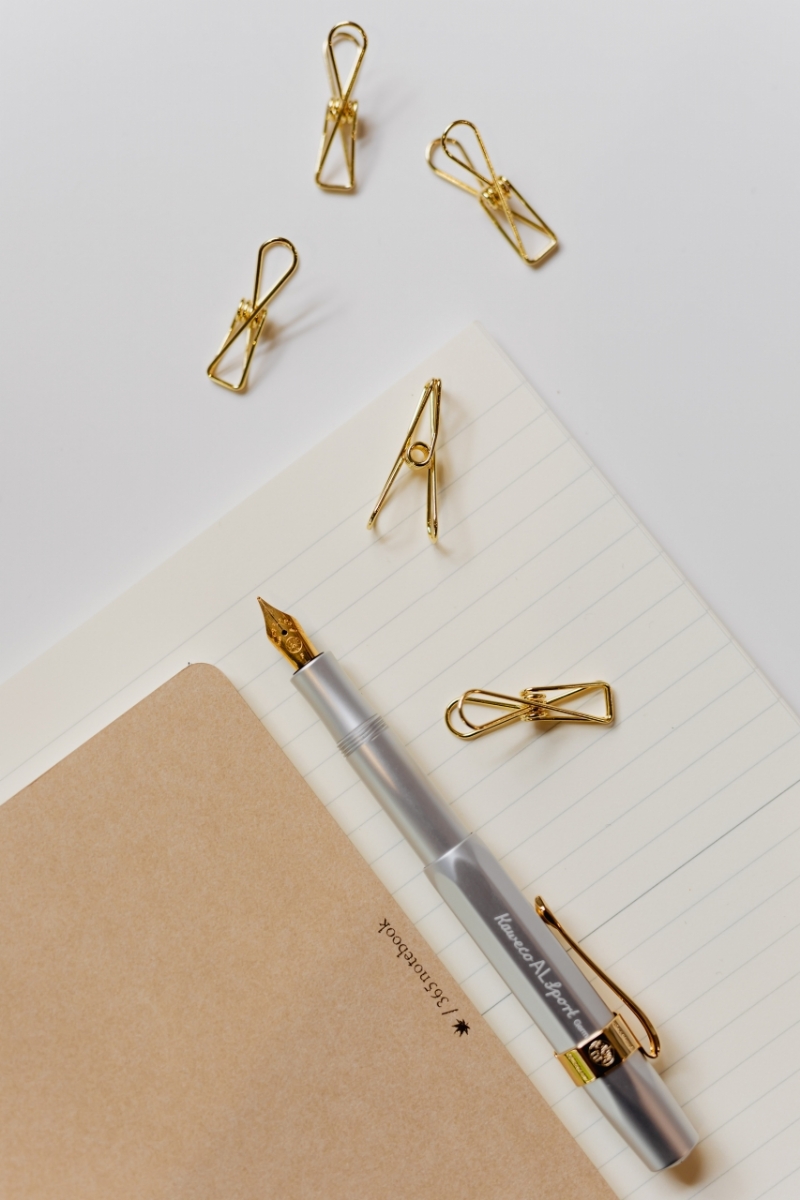 kaboompics_Fountain pen, clips and notebooks on a white desk-2.jpg 方案配图,色彩意境,白色,