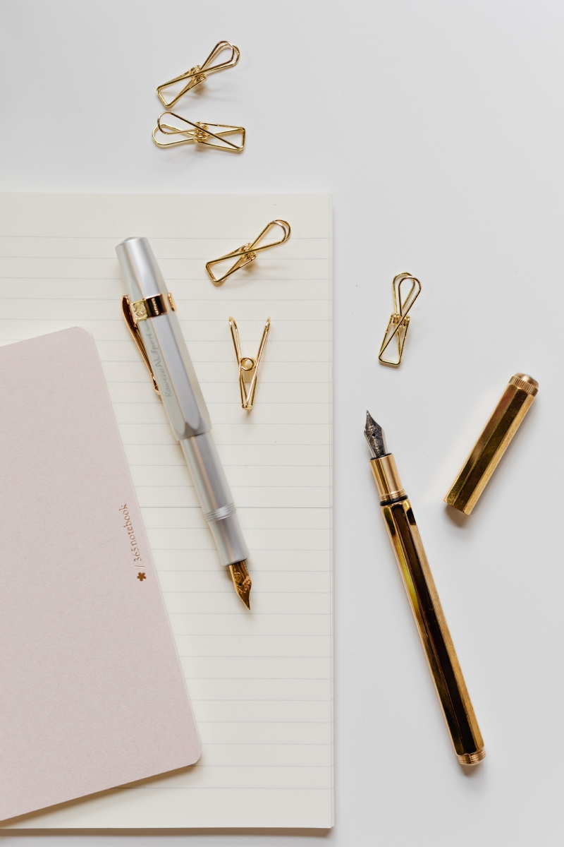 kaboompics_Fountain pens, clips and notebooks on a white desk.jpg 方案配图,色彩意境,白色,