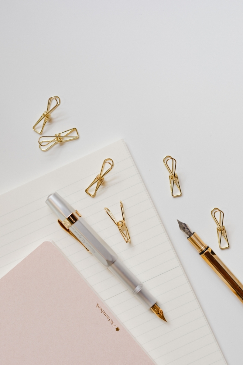 kaboompics_Fountain pens, clips and notebooks on a white desk-2.jpg 方案配图,色彩意境,白色,