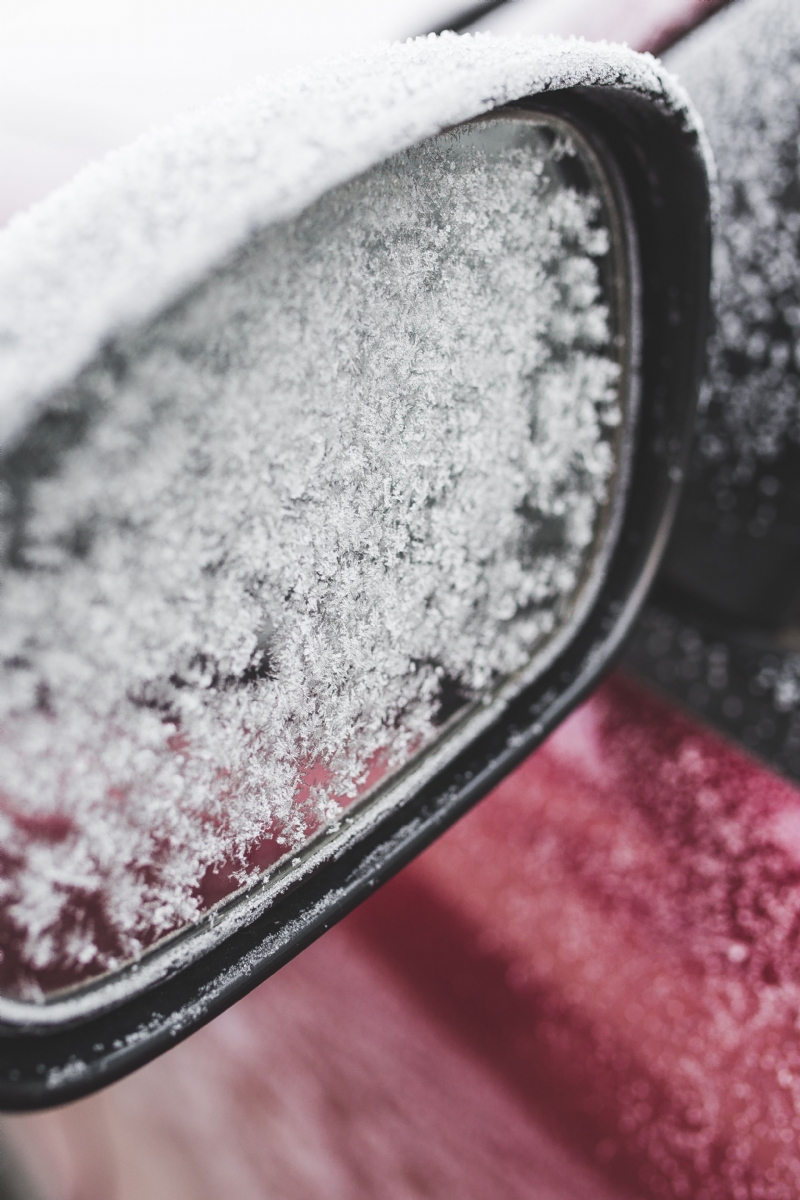 kaboompics_Frost on a red car.jpg 方案配图,色彩意境,白色,