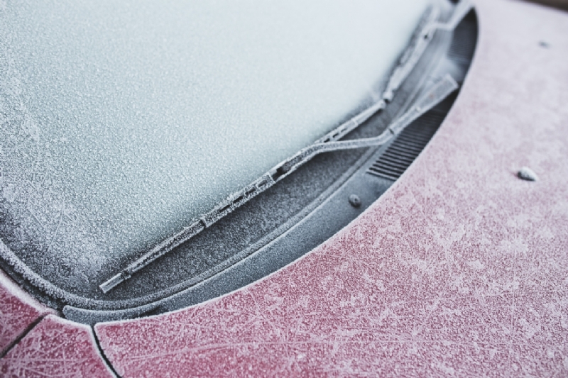 kaboompics_Frost on a red car-2.jpg 方案配图,色彩意境,白色,