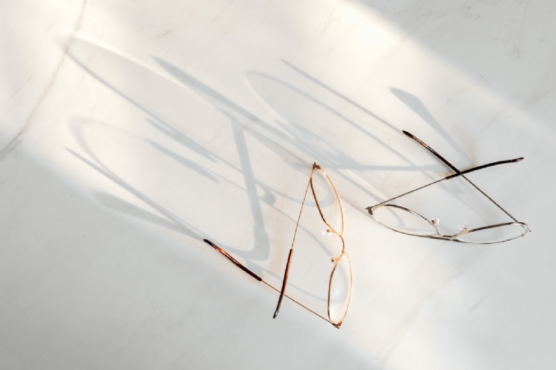 kaboompics_Glasses on white marble-2.jpg 方案配图,色彩意境,白色,