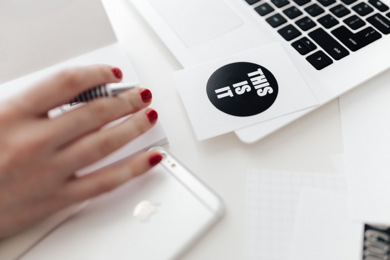 kaboompics_Laptop, typography sentence, hand, mobile phone.jpg 方案配图,色彩意境,白色,