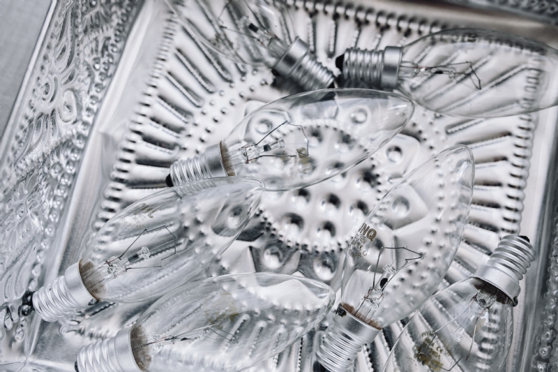 kaboompics_Lightbulbs on a silver platter.jpg 方案配图,色彩意境,白色,