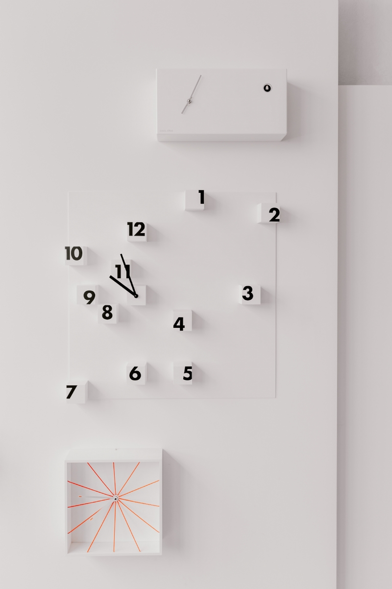 kaboompics_Modern wall clocks.jpg 方案配图,色彩意境,白色,