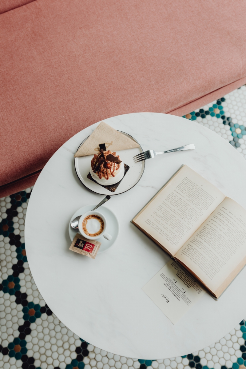 kaboompics_Opened book, meringue with whipped cream and coffee on white marble.jpg 方案配图,色彩意境,白色,