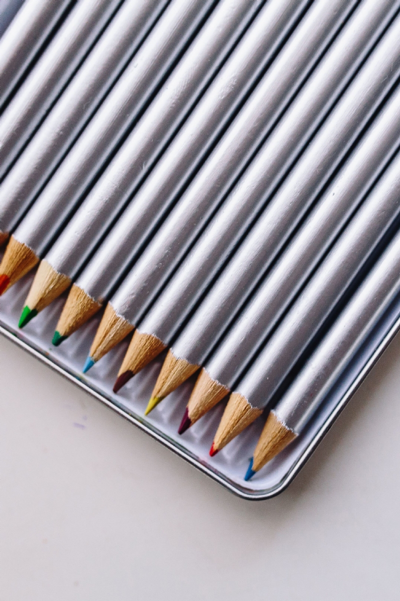 kaboompics_Silver crayons in a box.jpg 方案配图,色彩意境,白色,