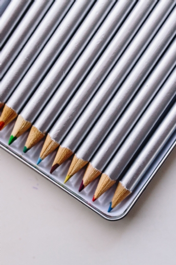 白色 kaboompics_Silver crayons in a box.jpg