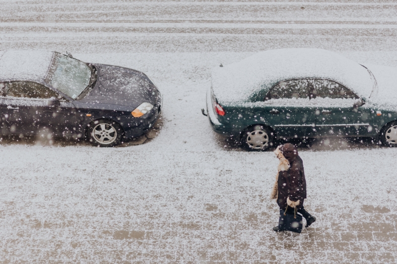 kaboompics_Snowy Street with Cars & woman walking along a sidewalk.jpg 方案配图,色彩意境,白色,