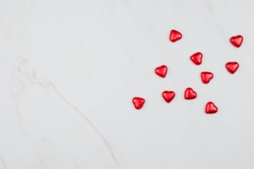 白色 kaboompics_Valentine Background with Red Hearts on a white Marble-2.jpg