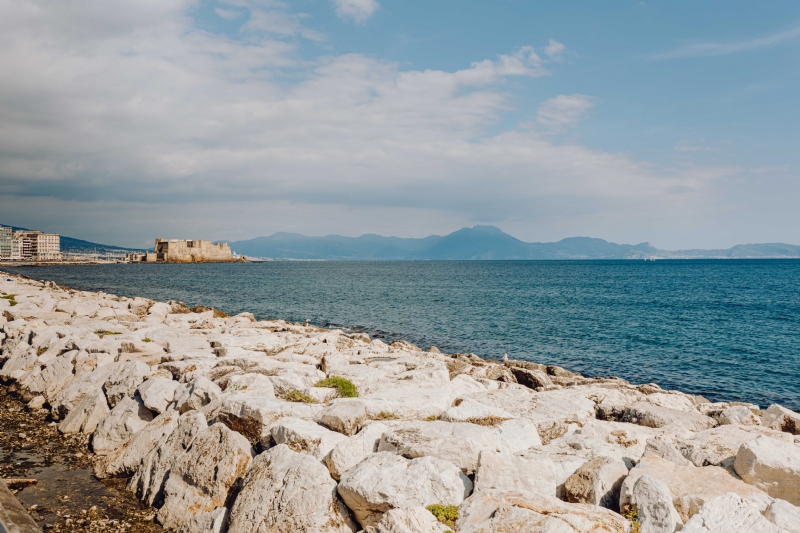 kaboompics_View of dell'Ovo castle, Vesuvius volcano and maybe Tyrrhenian, Naples, Italy.jpg 方案配图,色彩意境,白色,