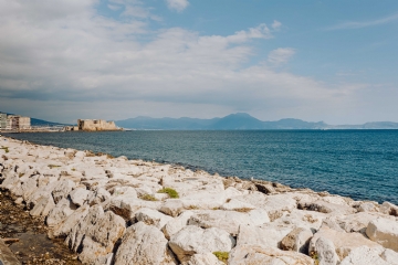 白色 kaboompics_View of dell'Ovo castle, Vesuvius volcano and maybe Tyrrhenian, Naples, Italy.jpg