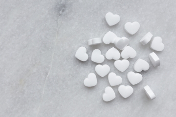 白色 kaboompics_White Candy Hearts.jpg