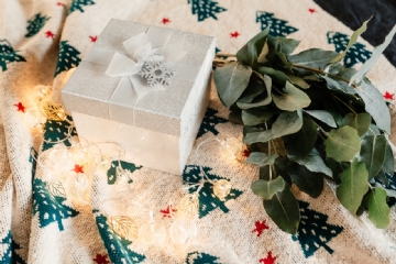 白色 kaboompics_White decorative gift box and eucalyptus twigs on a blanket-2.jpg