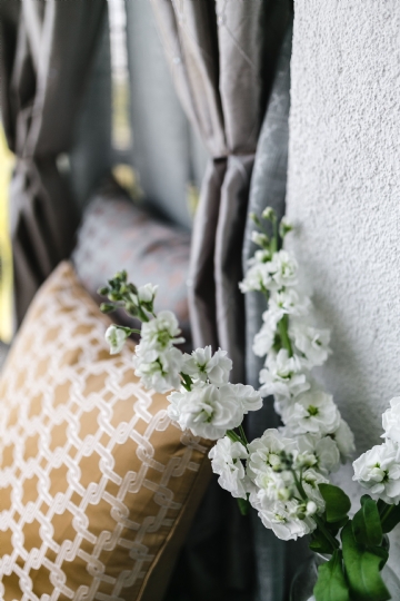 白色 kaboompics_White flowers and pillows.jpg