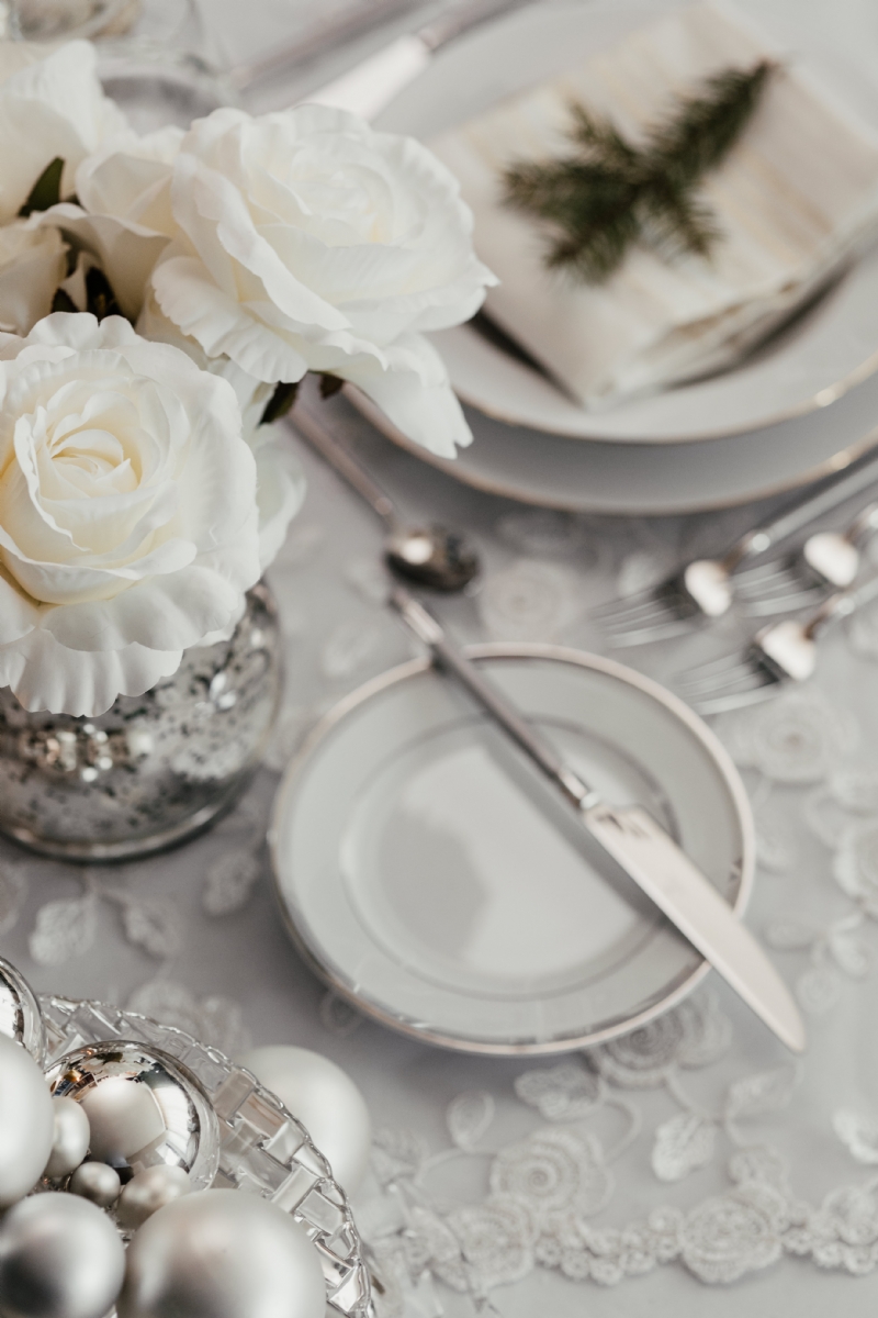 kaboompics_White flowers on a table with porcelain tableware.jpg 方案配图,色彩意境,白色,