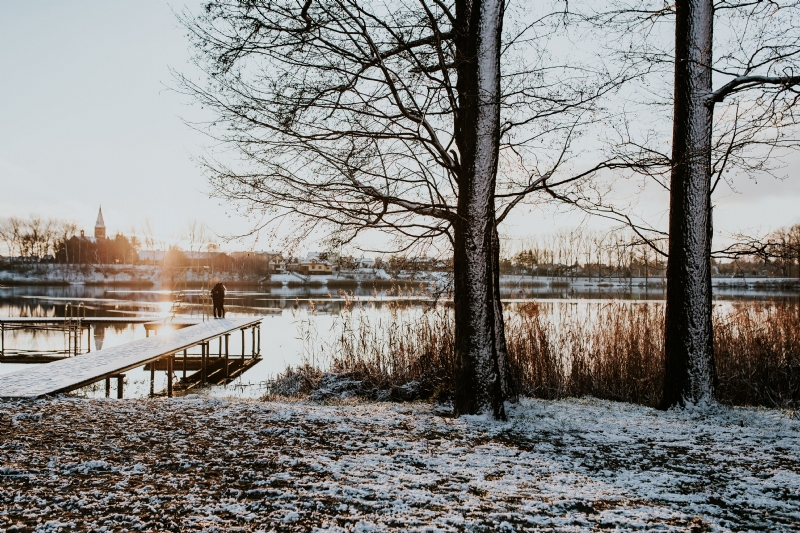 kaboompics_Winter walk by the lake.jpg 方案配图,色彩意境,白色,