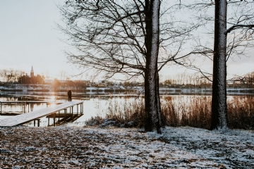 白色 kaboompics_Winter walk by the lake.jpg