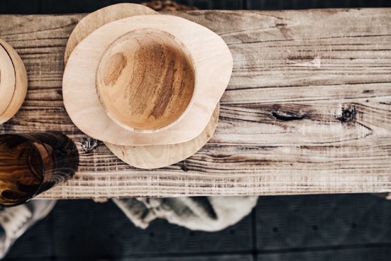 kaboompics_Wooden bowls on the bench-2.jpg 方案配图,色彩意境,白色,