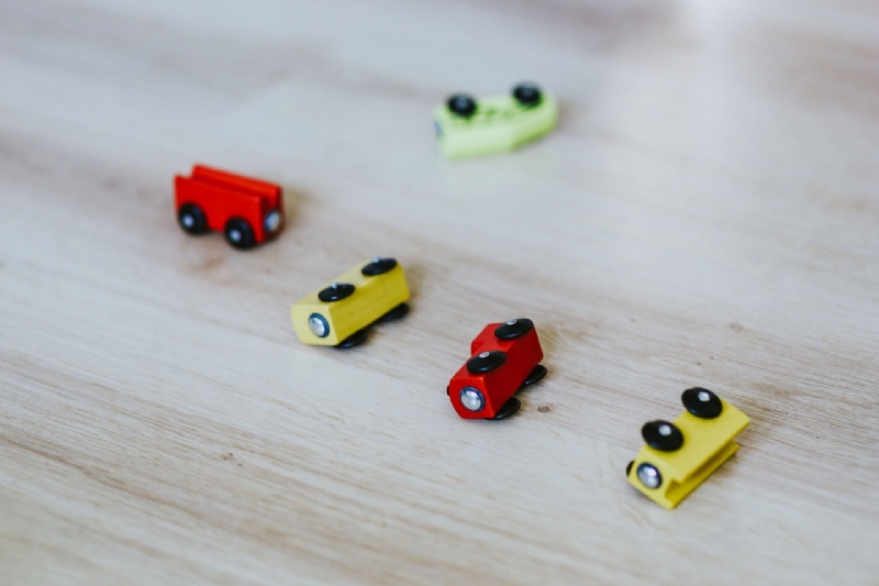 kaboompics_Wooden car toys on the floor-2.jpg 方案配图,色彩意境,白色,