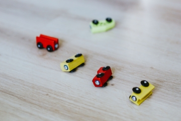 白色 kaboompics_Wooden car toys on the floor-2.jpg