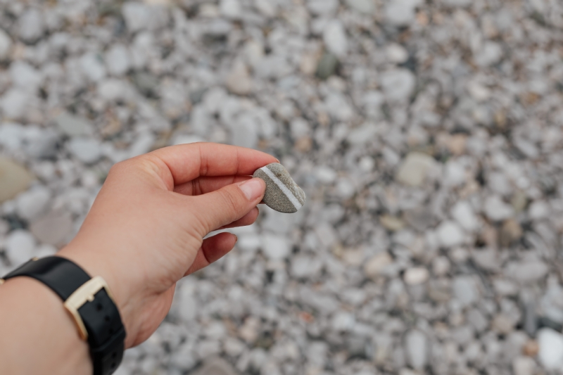 kaboompics_A woman's hand holds a pebble.jpg 方案配图,色彩意境,灰色,