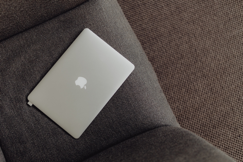 kaboompics_Close up view of closed laptop lying on grey armchair.jpg 方案配图,色彩意境,灰色,