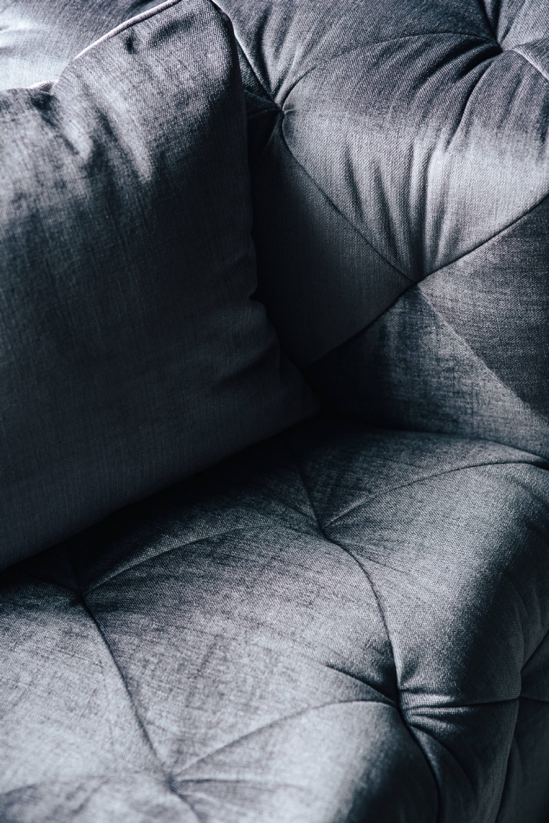 kaboompics_Close-up of a grey sofa.jpg 方案配图,色彩意境,灰色,