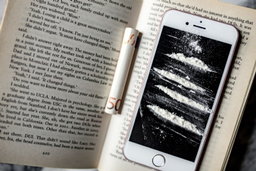 灰色 kaboompics_Cocaine on a smartphone iPhone, opened book.jpg