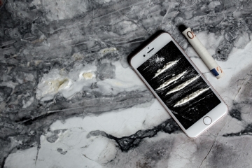 灰色 kaboompics_Cocaine on a smartphone iPhone.jpg