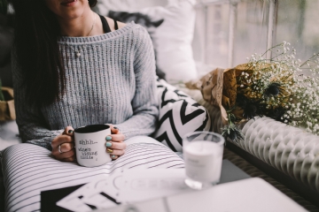 灰色 kaboompics_Girl drinking wine in her mug.jpg