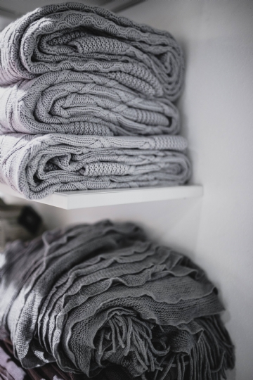 灰色 kaboompics_Grey woolen fabric stacked on shelves.jpg