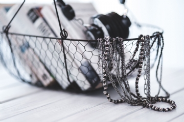 灰色 kaboompics_Headphones with a basket of books and jewelry.jpg