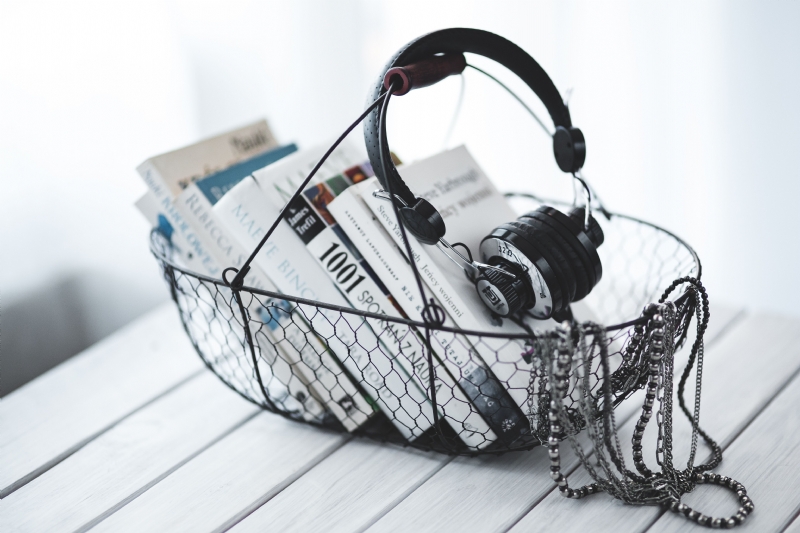 kaboompics_Headphones with a basket of books.jpg 方案配图,色彩意境,灰色,