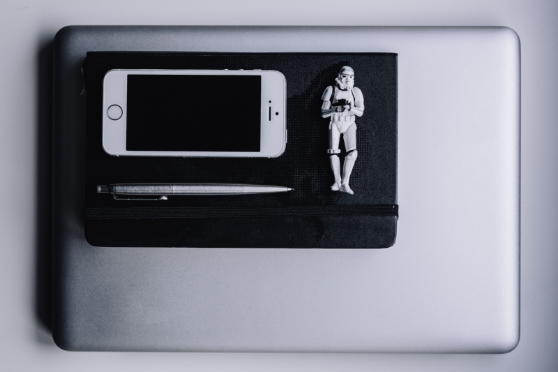 kaboompics_iPhone, notebook, Macbook, pen, Stormtrooper.jpg 方案配图,色彩意境,灰色,