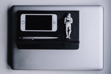 灰色 kaboompics_iPhone, notebook, Macbook, pen, Stormtrooper.jpg