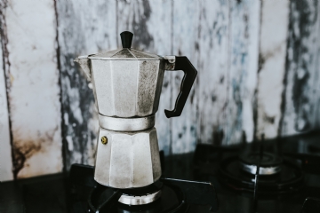 灰色 kaboompics_Metal coffee pot on a stove.jpg